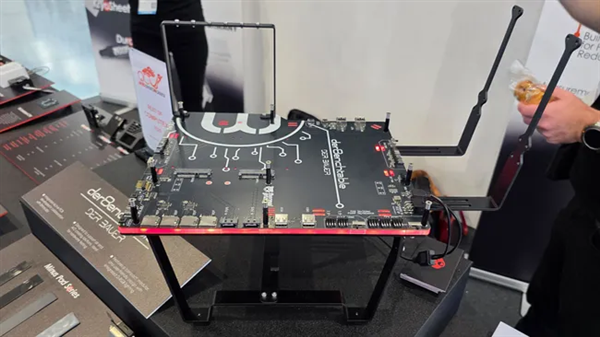 中祥配资 为电脑发烧友而生：暴力熊推出全开放PC“机箱”！