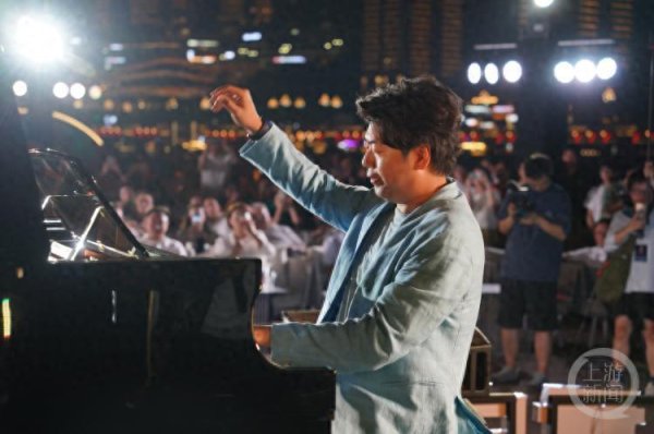 闻喜策略 把音乐会搬上长江！郎朗的钢琴声在重庆夜景中“单曲循环”
